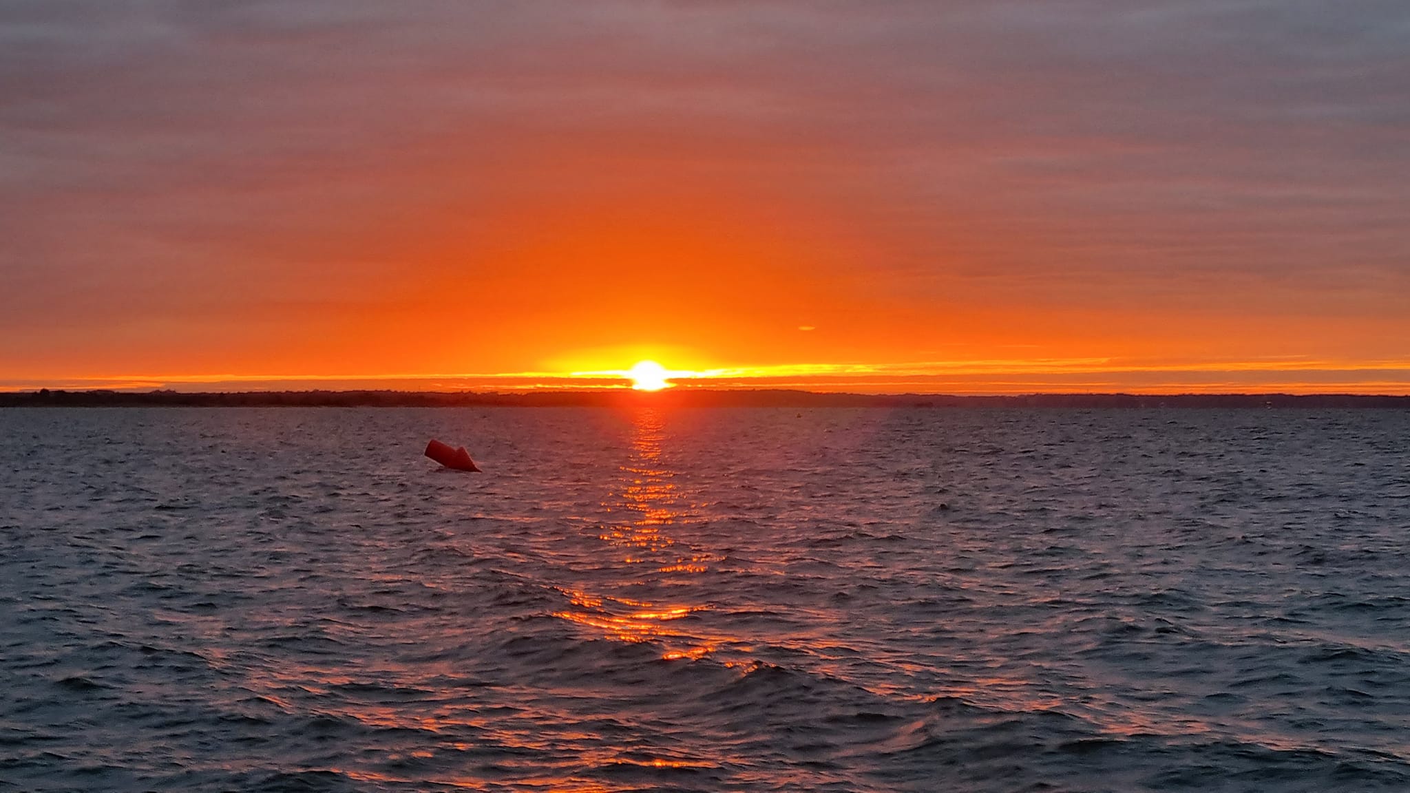 Couché de soleil pendant la pêche sur le lac de Sanguinet