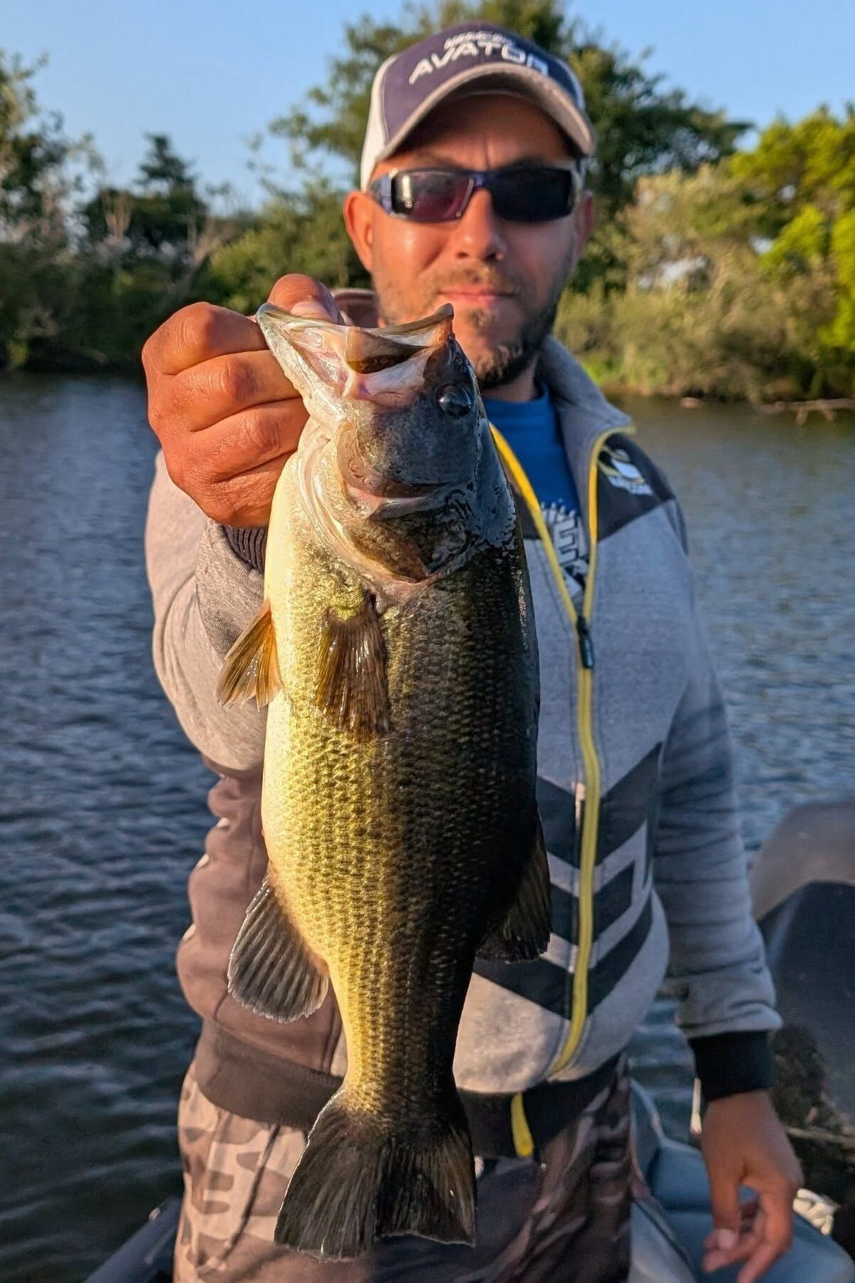 Moi tenant un Black-bass record