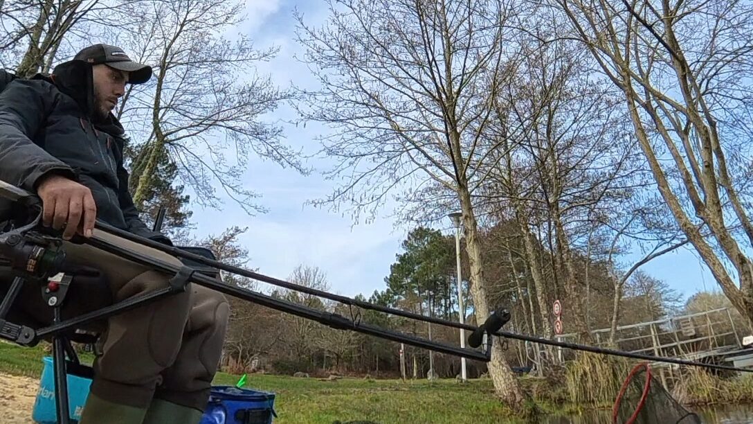 Guide feeder sur sa chaise 