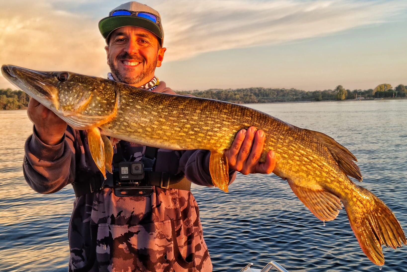 gros brochet pris au livescope sur le lac de sanguinet