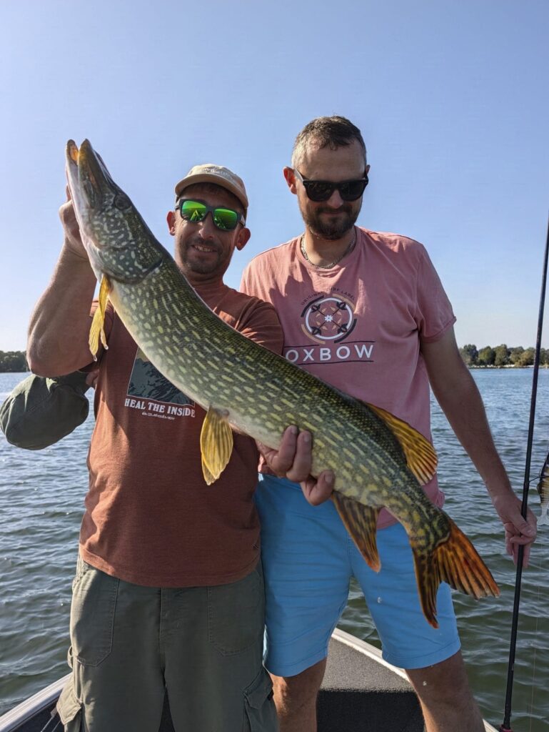joli brochet attrapé pendant une session pêche offerte pour un anniversaire.